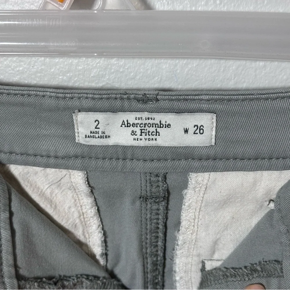 Abercrombie & Fitch Women Casual‎ Gray Shorts size 2